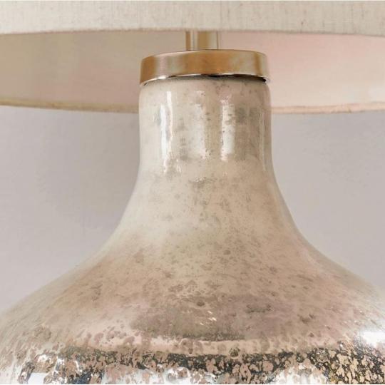 kalasszikus ezust asztali lampa nagymeretu lamparnyo mediterran kulonleges design elegans polgari nappali haloszoba komod vilagitas patinas regies rusztikus lameridiana lakberendezes patinas.jpg